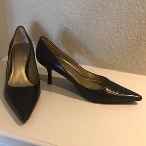 LIKE NEW Leather Pumps